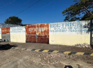 Vídeos - Polícia Civil descobre depósito de veículos e cargas roubadas em Poções e prende três pessoas em flagrante
