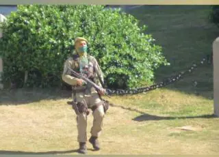 Vídeos - Policial militar 'surta' e dispara tiros para cima na região do Farol da Barra, em Salvador