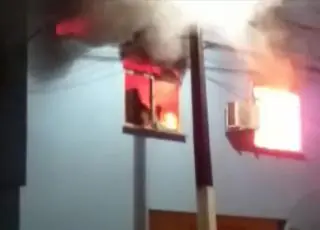 Vídeos - Prédio da prefeitura de São José da Vitória é destruído por incêndio