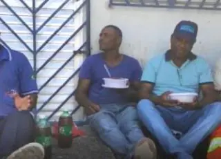 Vídeos -Prefeito de Mucuri começa seu mandato recolhendo o lixo das ruas junto com os garis
