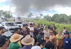 Vídeos: Produtores rurais bloqueiam BR-101 em Itamaraju e denunciam violência no campo