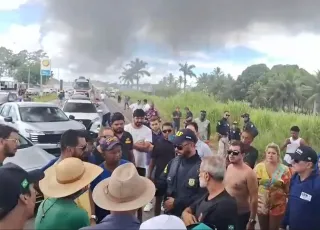 Vídeos: Produtores rurais bloqueiam BR-101 em Itamaraju e denunciam violência no campo