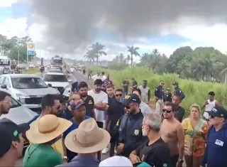 Vídeos: Produtores rurais bloqueiam BR-101 em Itamaraju e denunciam violência no campo