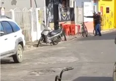 Vídeos registram ataque a tiros em restaurante de Caravelas em briga familiar