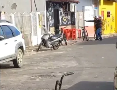 Vídeos registram ataque a tiros em restaurante de Caravelas em briga familiar
