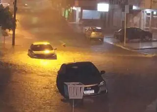 Vídeos - Ruas e Avenidas ficam alagadas após forte chuva em Itamaraju