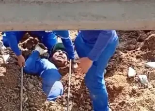 Vídeos - Trabalhador fica parcialmente soterrado em acidente na feira do bairro Califórnia, em Itabuna