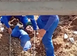 Vídeos - Trabalhador fica parcialmente soterrado em acidente na feira do bairro Califórnia, em Itabuna