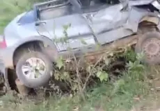 Vídeos –Uma pessoa morreu e três ficaram feridas após carro descer ribanceira no interior de Itanhém