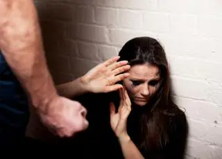 Violência contra a mulher: Brasil tem leis progressistas, mas ainda enfrenta barreiras culturais
