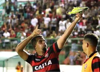 Vitória vence Fluminense, garante liderança e avança para semifinal