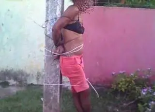 Vizinhos amarram mulher ao poste, após ela matar o marido a facadas